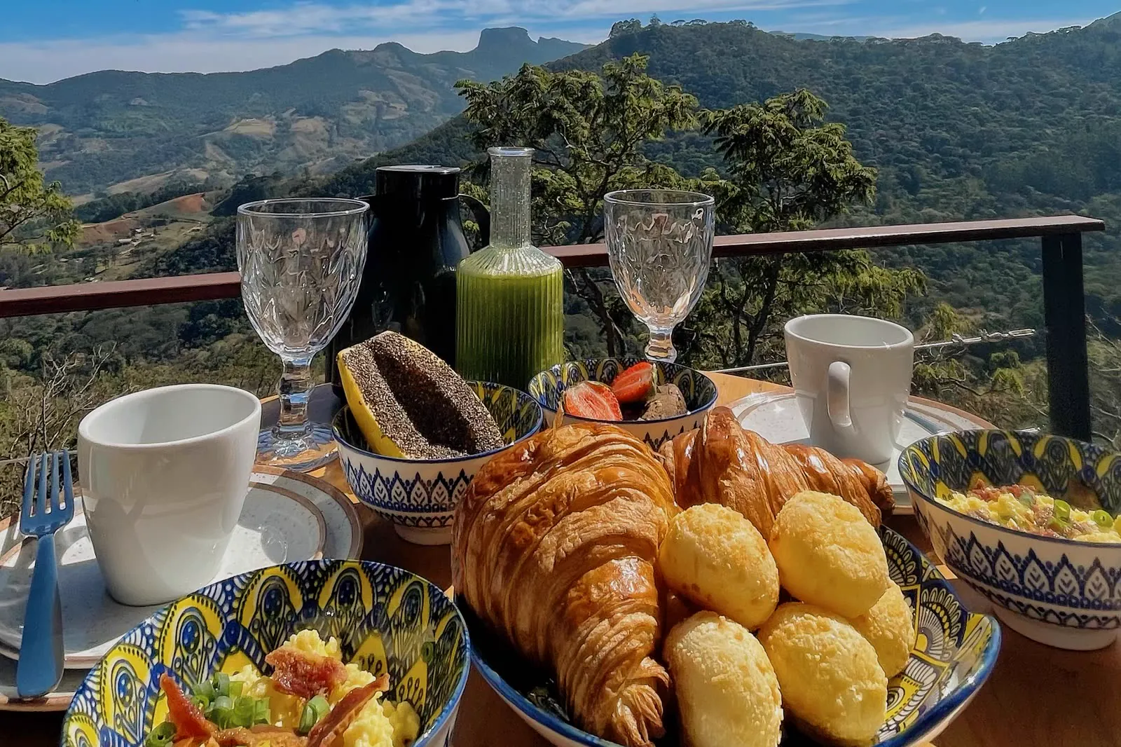 Mesa de café da manhã no deck, com a Pedra do Baú ao fundo