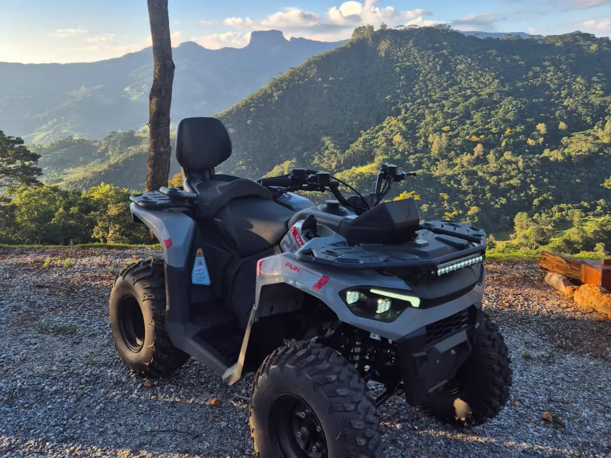 Quadriciclo no mirante, com a Pedra do Baú ao fundo